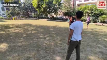 VIDEO : Children were seen playing cricket in Ghaziabad Vasundhara