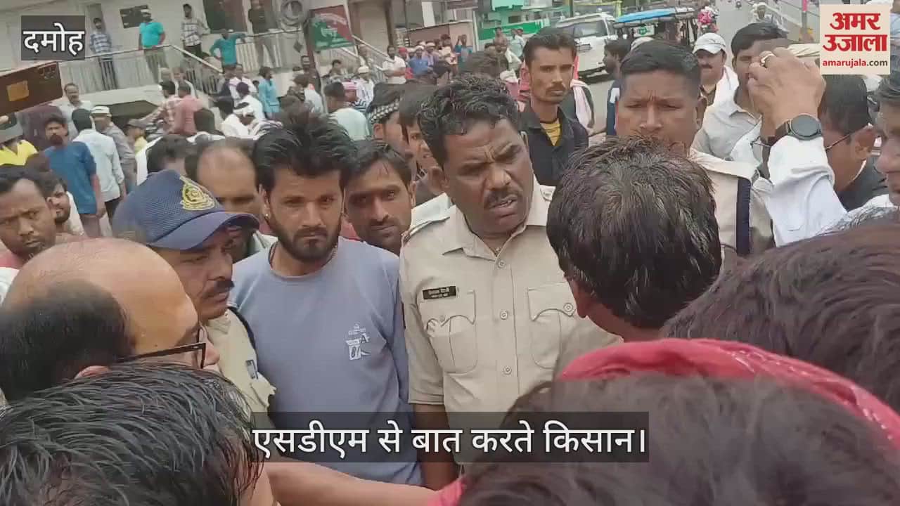 Damoh Due to non-purchase of grains farmers blocked Damoh-Sagar highway said traders are not buying crops