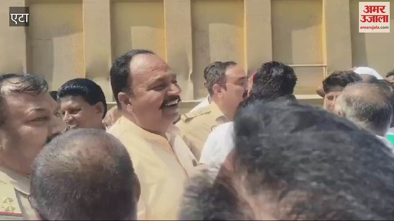 VIDEO : Farmer leaders protested by sitting on road