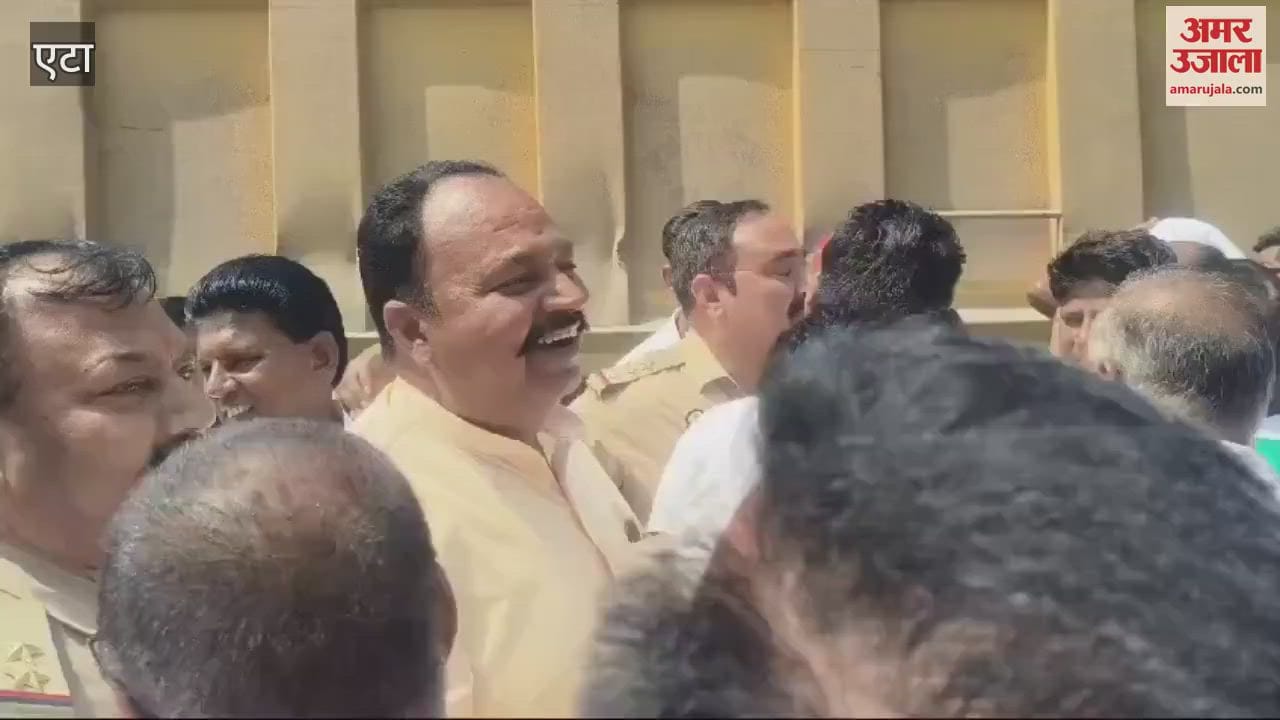 VIDEO : Farmer leaders protested by sitting on road