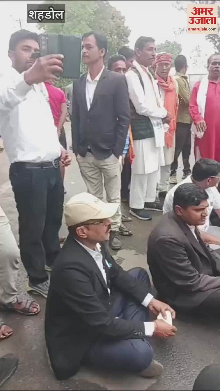 Lawyers protest after the death of an elderly man in a road accident, Shahdol Rewa road jammed for 1 hour