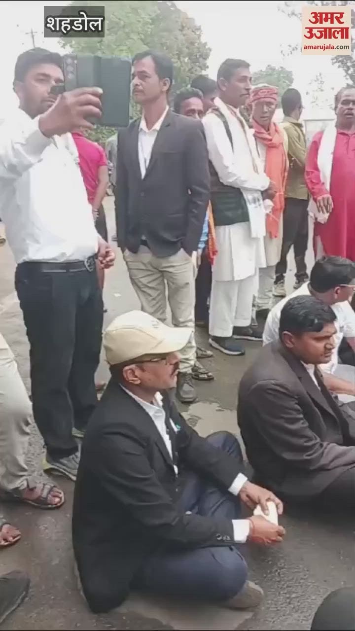Lawyers protest after the death of an elderly man in a road accident, Shahdol Rewa road jammed for 1 hour