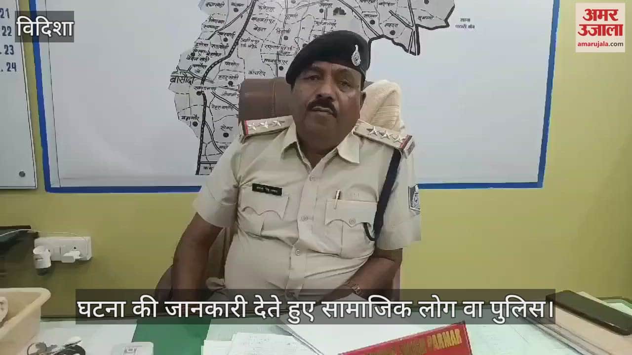 Vidisha News Eunuchs beat a young man to death in a moving train