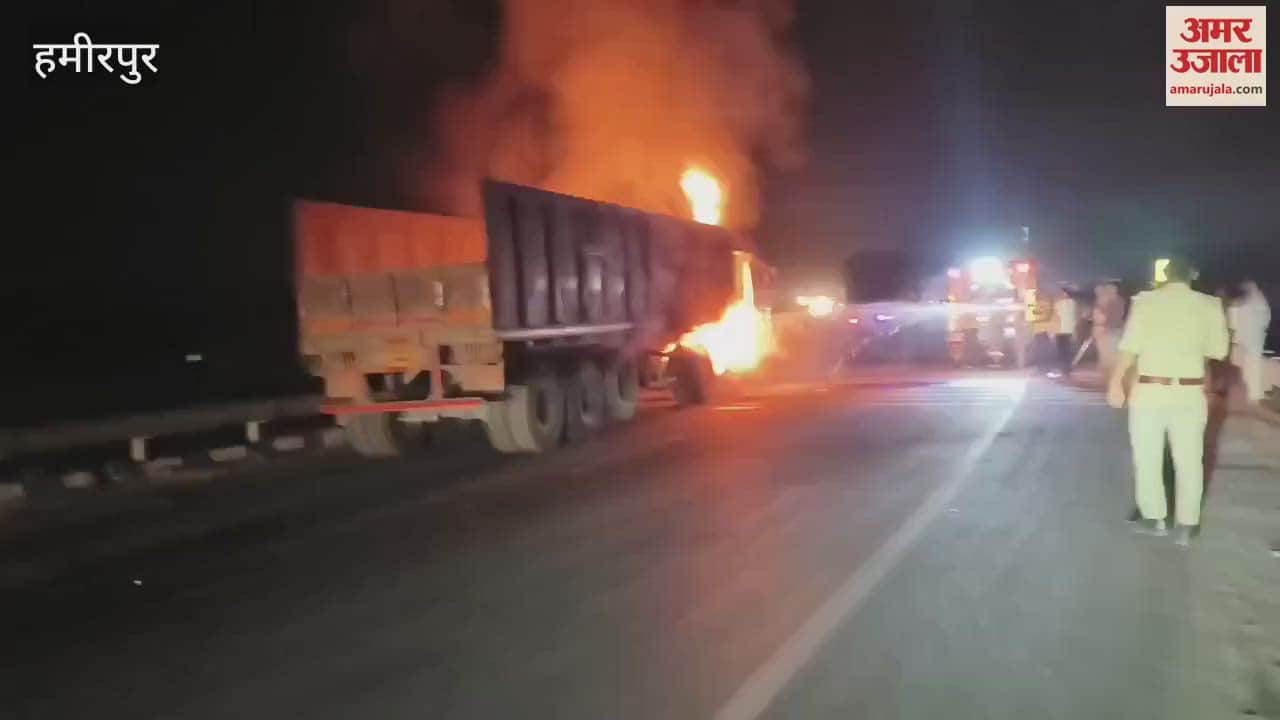 VIDEO : Truck caught fire in Hamirpur, driver saved his life by jumping out
