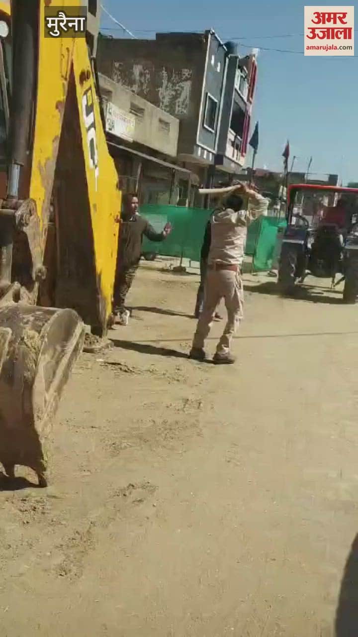 Sand mafia attacked the forest department team Stopped the bike in front of the tractor