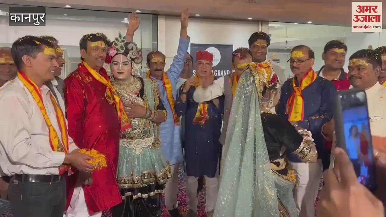 VIDEO : Traders played Holi with flowers, danced to songs
