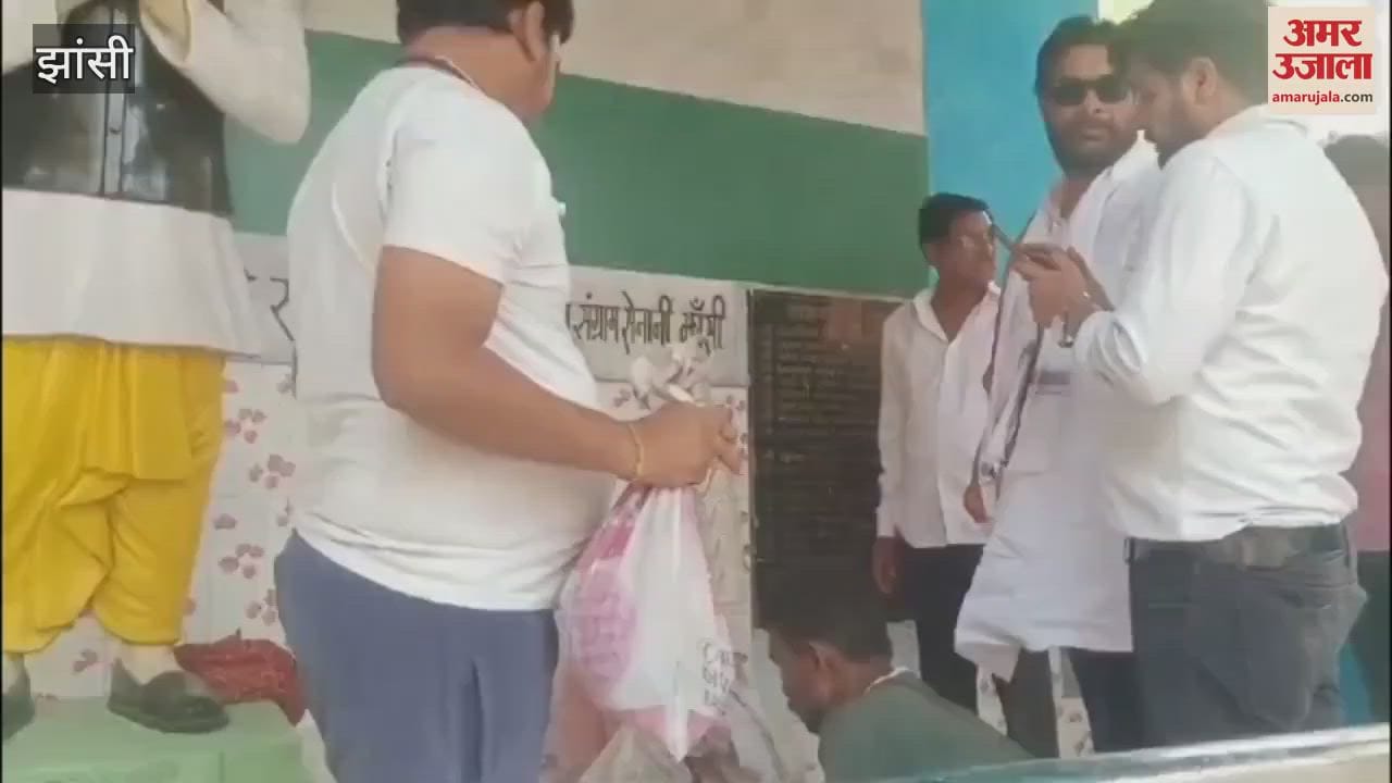 VIDEO : Elderly people were crying under the statue of a freedom fighter, you will be shocked to know the reason