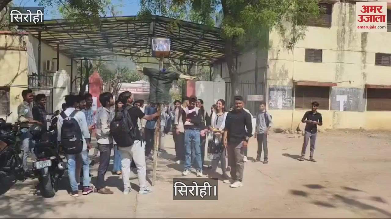 ABVP expressed their anger by burning the effigy of Samajwadi Party MP Ramji Lal