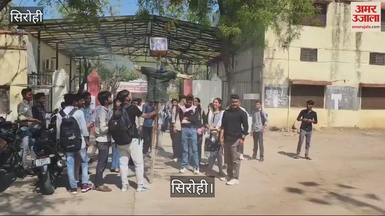 ABVP expressed their anger by burning the effigy of Samajwadi Party MP Ramji Lal