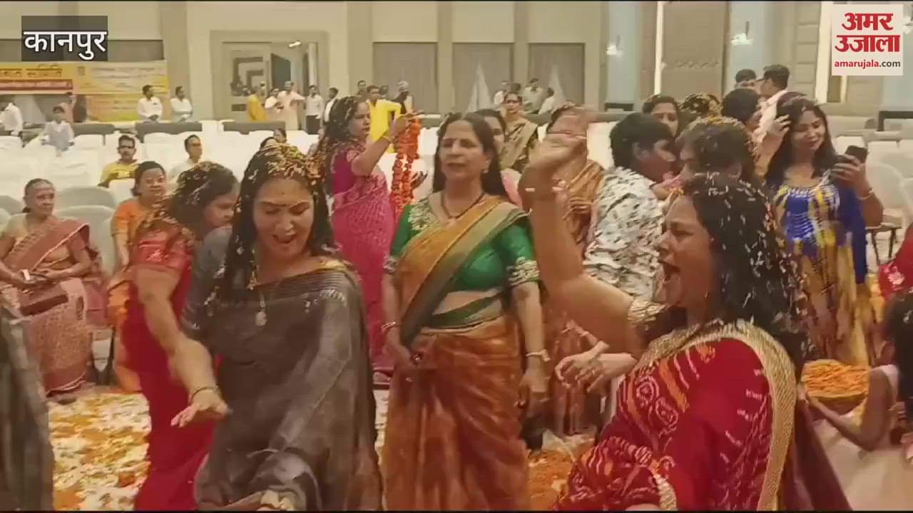 VIDEO : Holi Milan Samaroh was organized, women played Holi with flowers