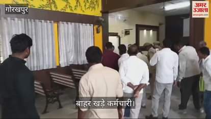 VIDEO : A snake appeared in front of the DM office, causing a stampede