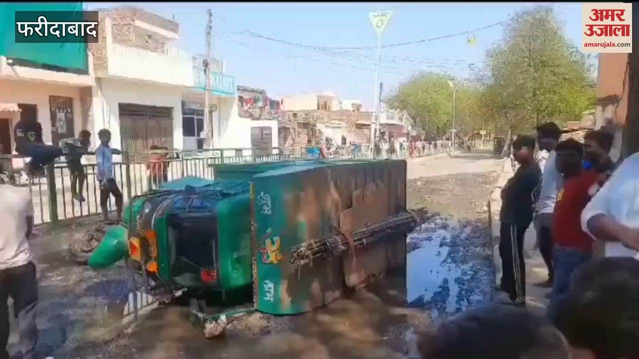 VIDEO : tempo overturned in the water filled road at ITI Road, Faridabad Gandhi Colony