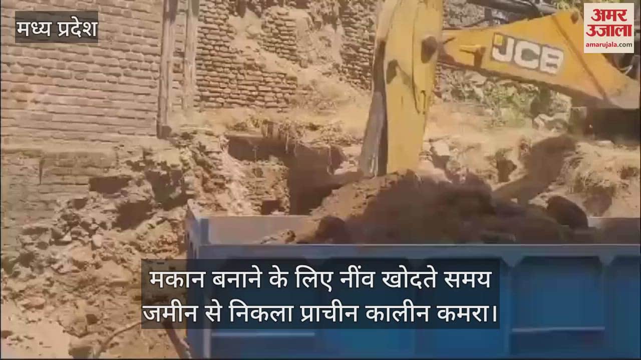 MP News Ancient room and tunnel found during excavation for building construction in Burhanpur watch video