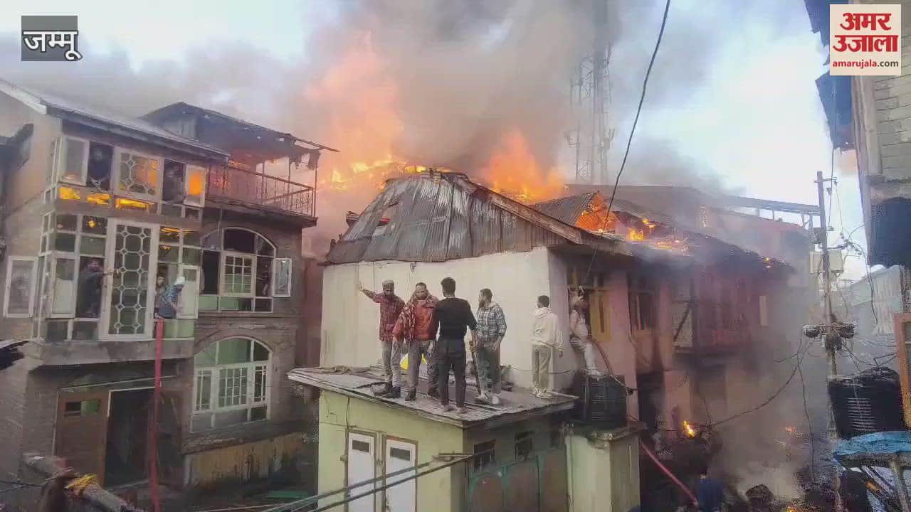 VIDEO : A massive fire broke out in the old city of Baramulla, many houses burnt to ashes