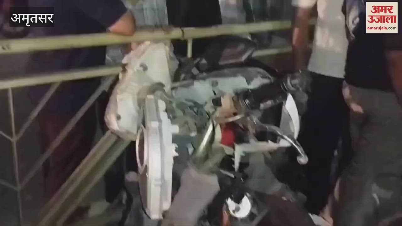 VIDEO : रेस लगाते हुए दो कार चालकों ने आटो और स्कूटी सवार को उड़ाया