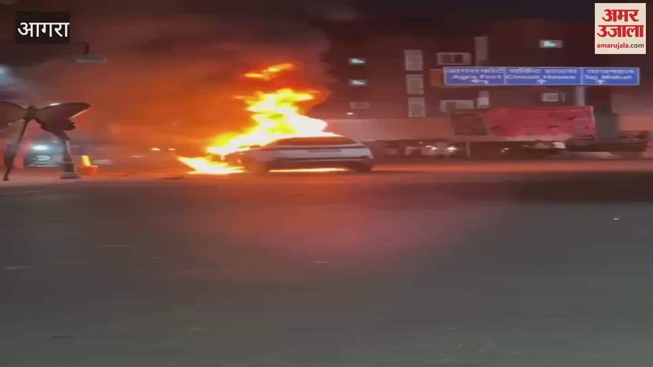 VIDEO : car caught fire on Mall Road driver saved his life by jumping out