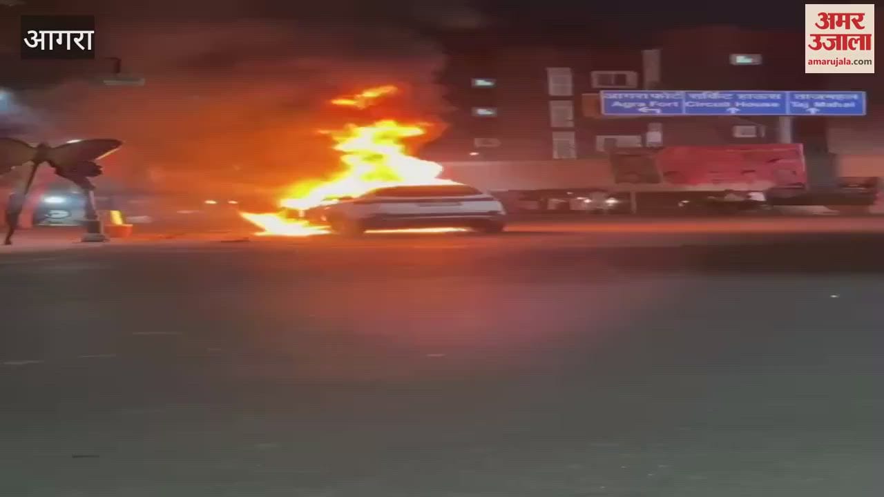 VIDEO : car caught fire on Mall Road driver saved his life by jumping out