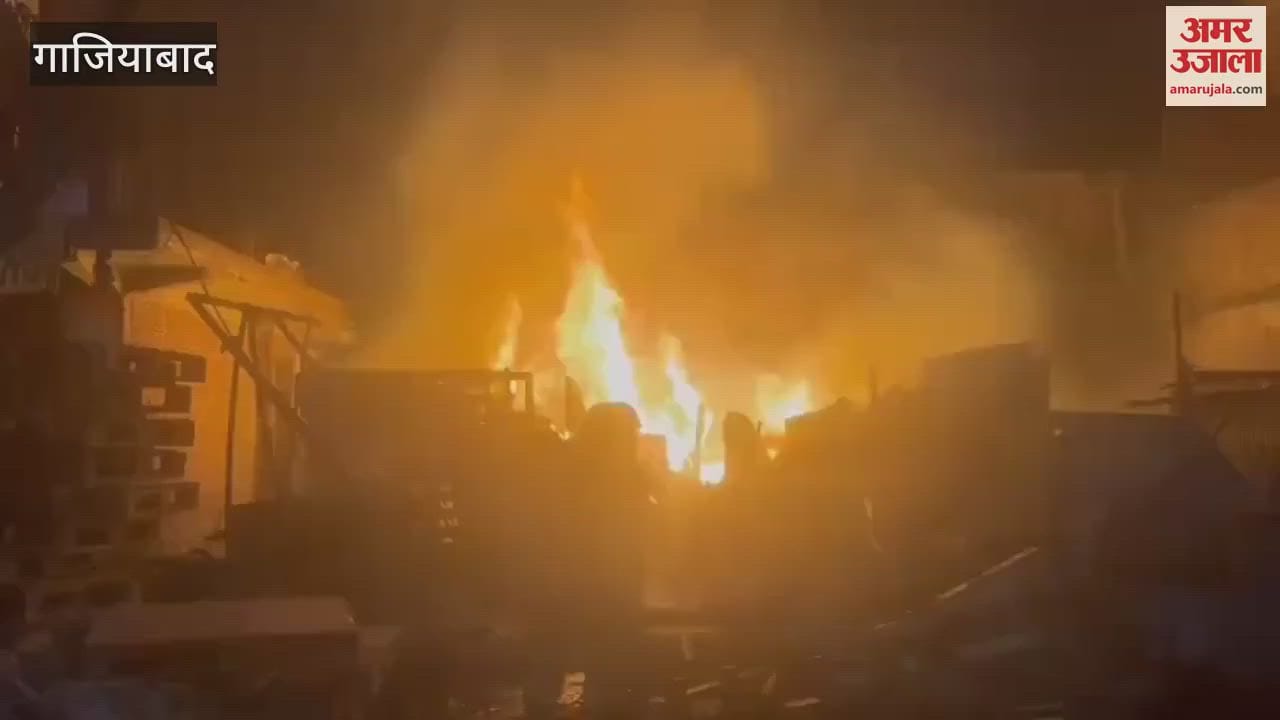 VIDEO : fire that started in the junk warehouse spread to the furniture warehouse