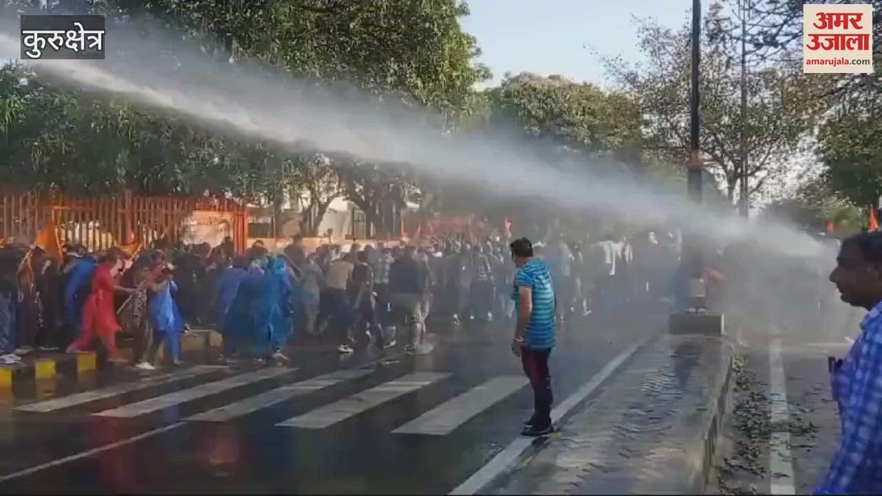 VIDEO : सीएम आवास पर प्रदर्शन कर रहे एनएचएम कर्मियों पर पुलिस ने छोड़ी पानी की बौछारें