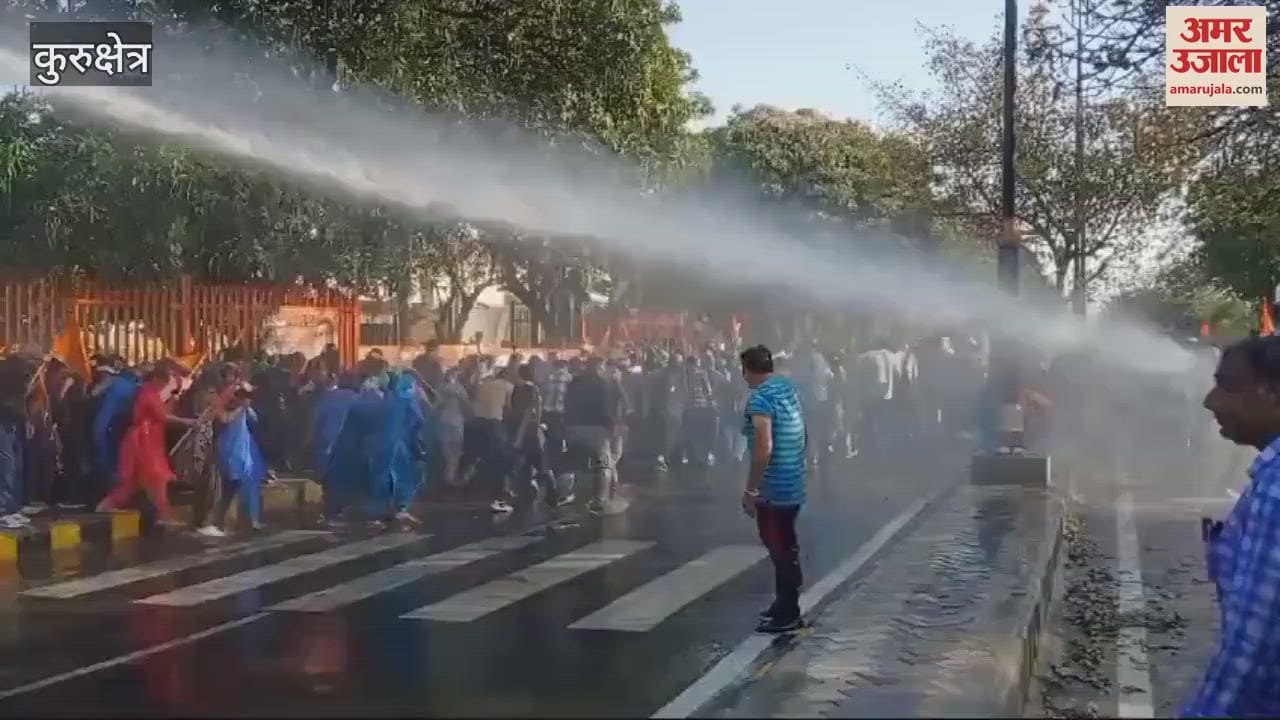 VIDEO : सीएम आवास पर प्रदर्शन कर रहे एनएचएम कर्मियों पर पुलिस ने छोड़ी पानी की बौछारें