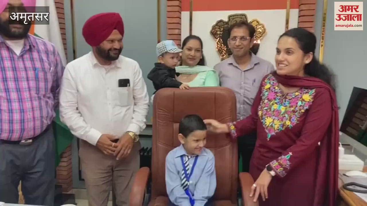 VIDEO : अमृतसर में पहली कक्षा की छात्रा बनी एक दिन की डीसी
