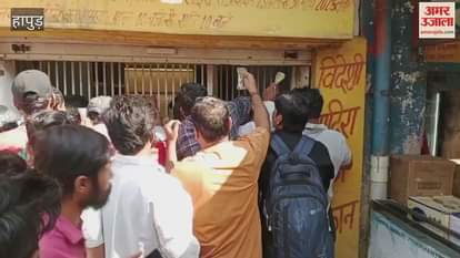 VIDEO : Offer for liquor lovers in UP on purchase of one second one is being given free