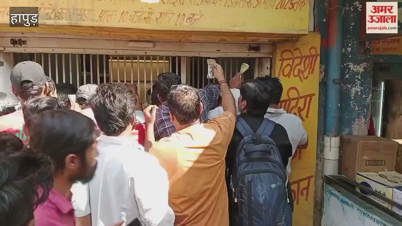 VIDEO : Offer for liquor lovers in UP on purchase of one second one is being given free