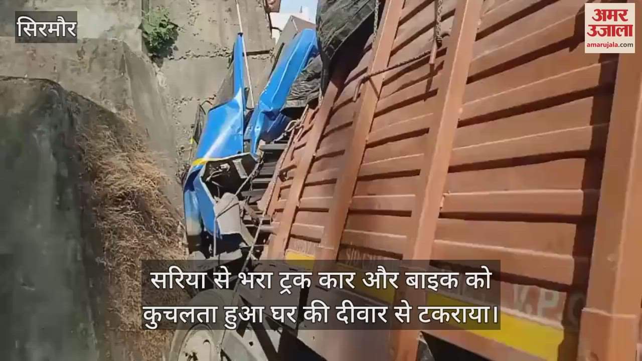 VIDEO : truck loaded with iron rods hit the wall of a house, crushing a car and a bike