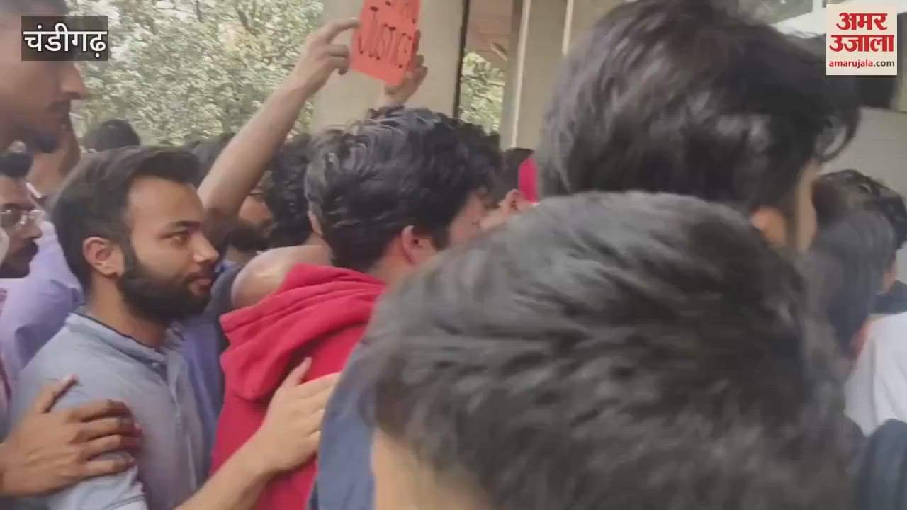 VIDEO : पीयू में विद्यार्थियों ने डीन स्टूडेंट वेलफेयर कार्यालय में जड़ा ताला