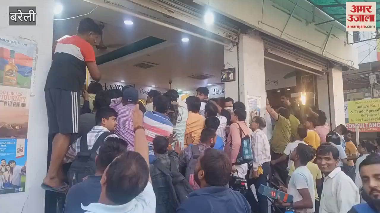 VIDEO : Discount at liquor shops in Bareilly crowd of buyers gathered