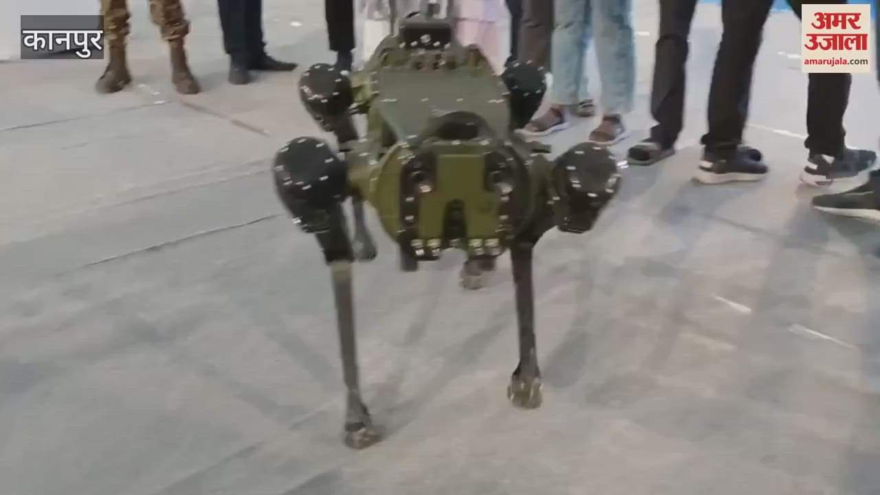 VIDEO : Robo dog becomes the center of attraction in the exhibition