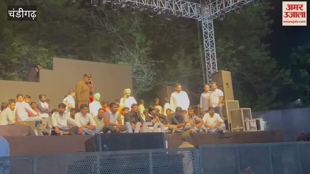 VIDEO : Organizers sit on dharna against DSW for cancelling star night of singer Gurdas Maan in PU
