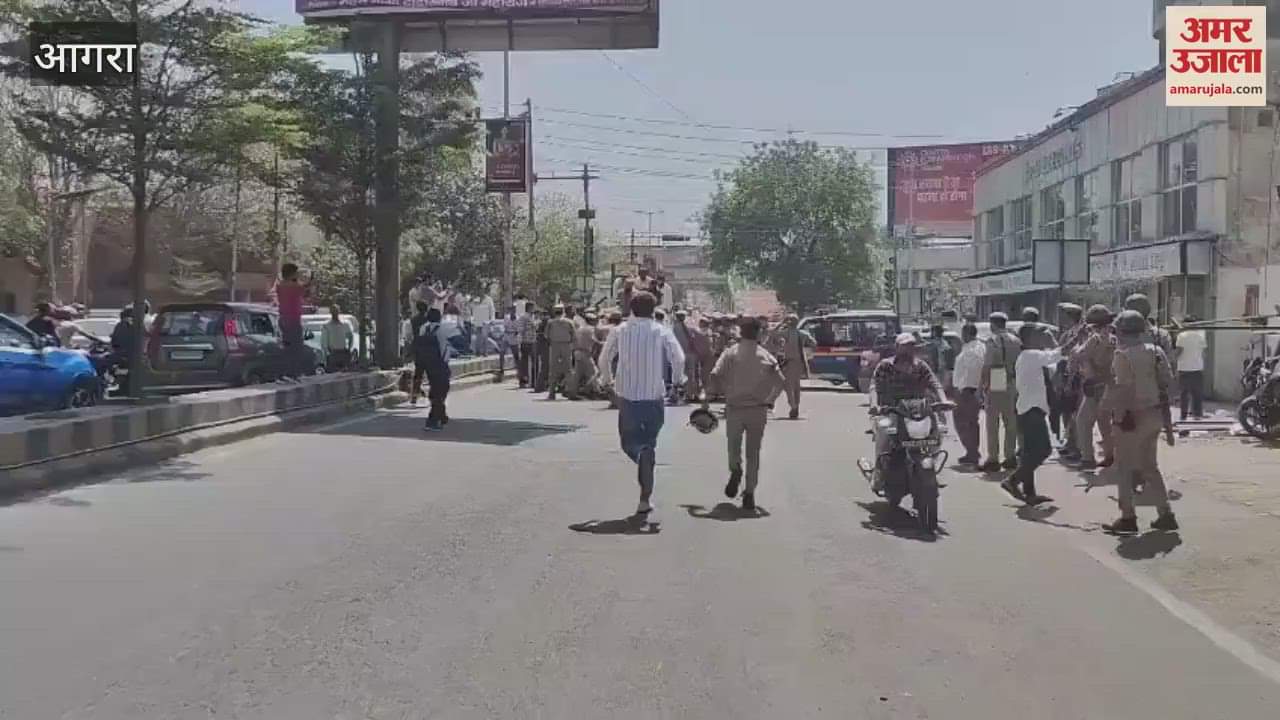 VIDEO : Agra police helpless in front of Karni Sena