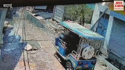 VIDEO : e-rickshaw overturned after getting stuck in a pothole on a dilapidated road in Badaun
