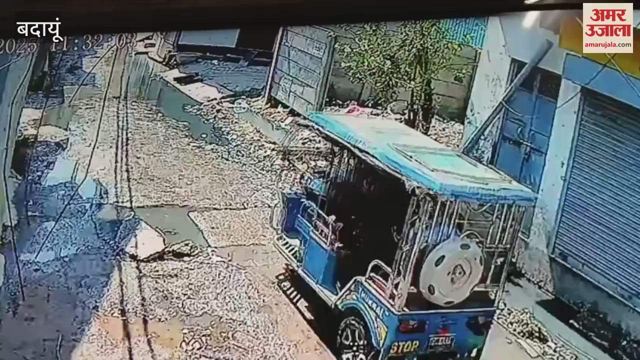 VIDEO : e-rickshaw overturned after getting stuck in a pothole on a dilapidated road in Badaun