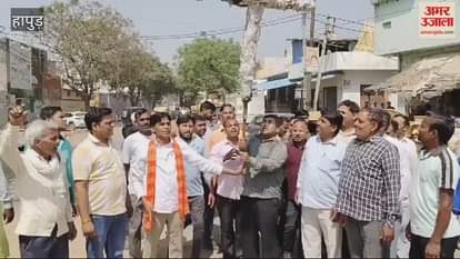 VIDEO : Municipal Chairman burnt the effigy of Ramjilal Suman in Hapur