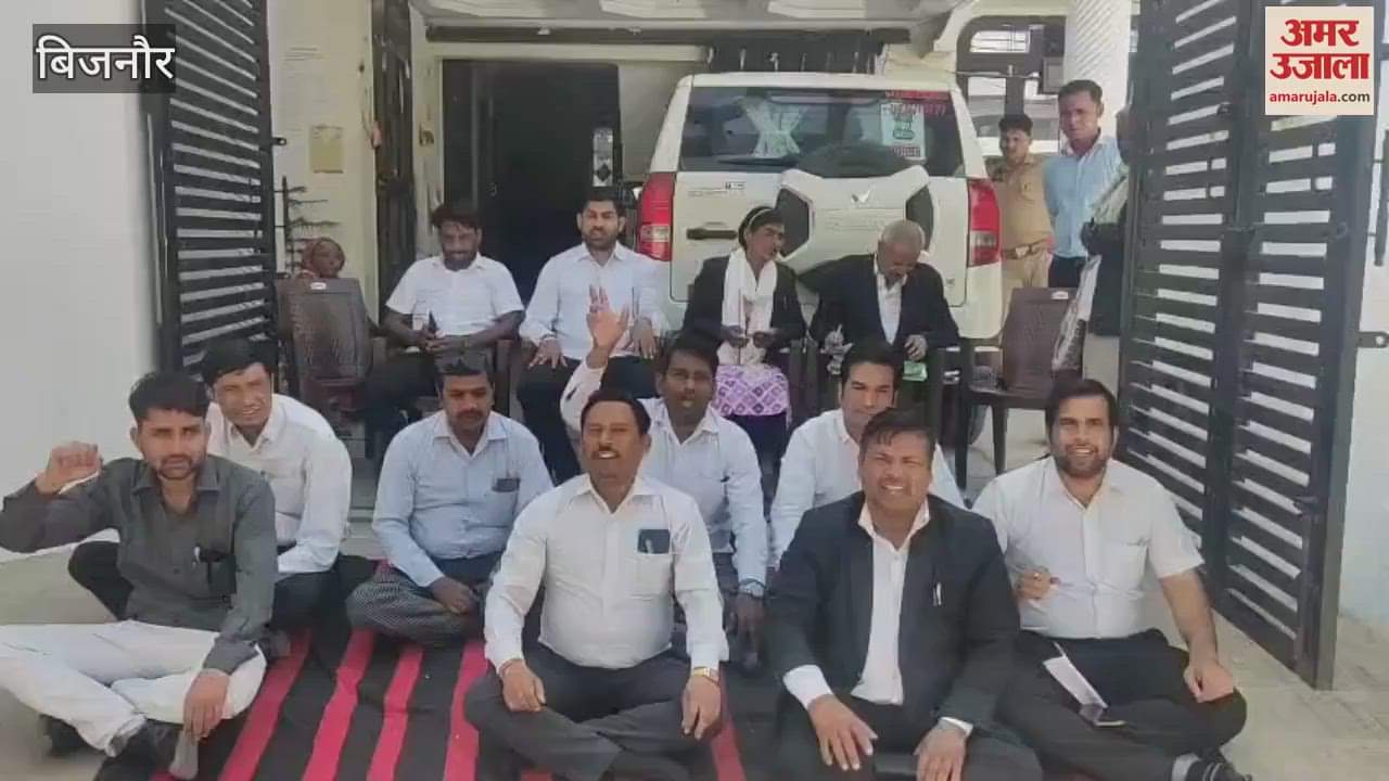 VIDEO : Bijnor: Lawyers protest against removal of chamber