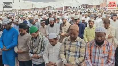 VIDEO : Worshippers offering Friday prayers in the month of Ramzan at Jama Masjid in Delhi