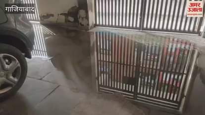 VIDEO : Sewer water is reaching people's homes from road in Ghaziabad