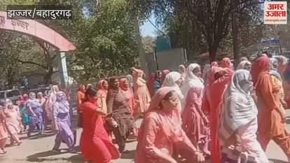 VIDEO : झज्जर में आंगनबाड़ी वर्करों ने मांगों को लेकर मुख्यमंत्री का पुतला फूंका