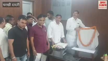 VIDEO : चरखी दादरी में अनूठा विरोध, जिला परिषद सीईओ की खाली कुर्सी को पहनाई माला