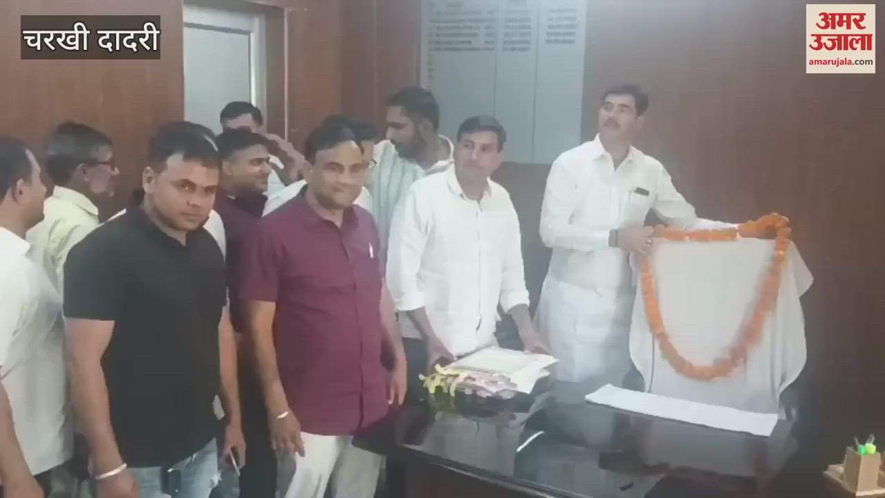 VIDEO : चरखी दादरी में अनूठा विरोध, जिला परिषद सीईओ की खाली कुर्सी को पहनाई माला