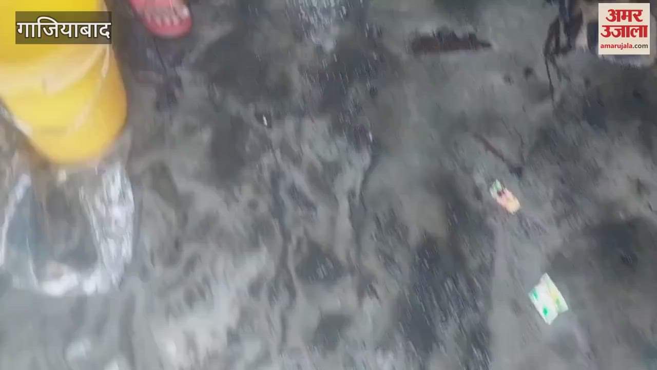 VIDEO : A house in Muradnagar caught fire due to a diya