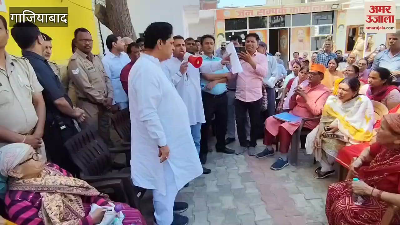 VIDEO : Residents of Khoda reached the office of Minister Sunil Kumar Sharma demanding Ganga water
