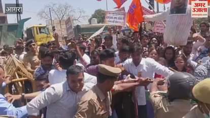 VIDEO : Clash with police while burning the effigy of SP MP ABVP members clashed
