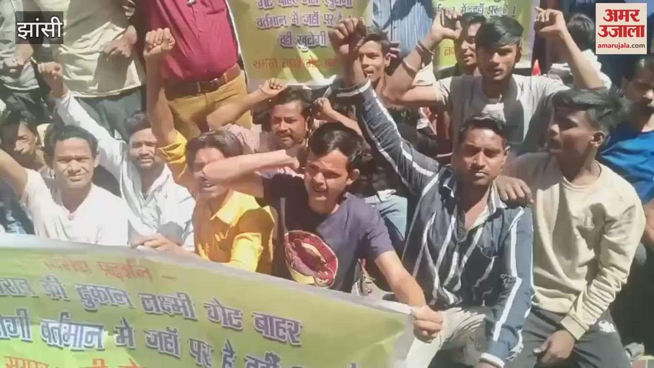 VIDEO : protesting against opening a liquor shop near a temple and school