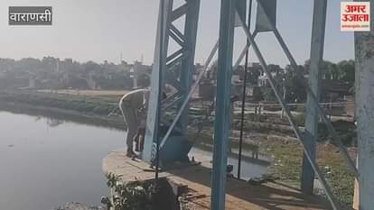 VIDEO : Police saved life brought down young man climbed on bridge in varanasi