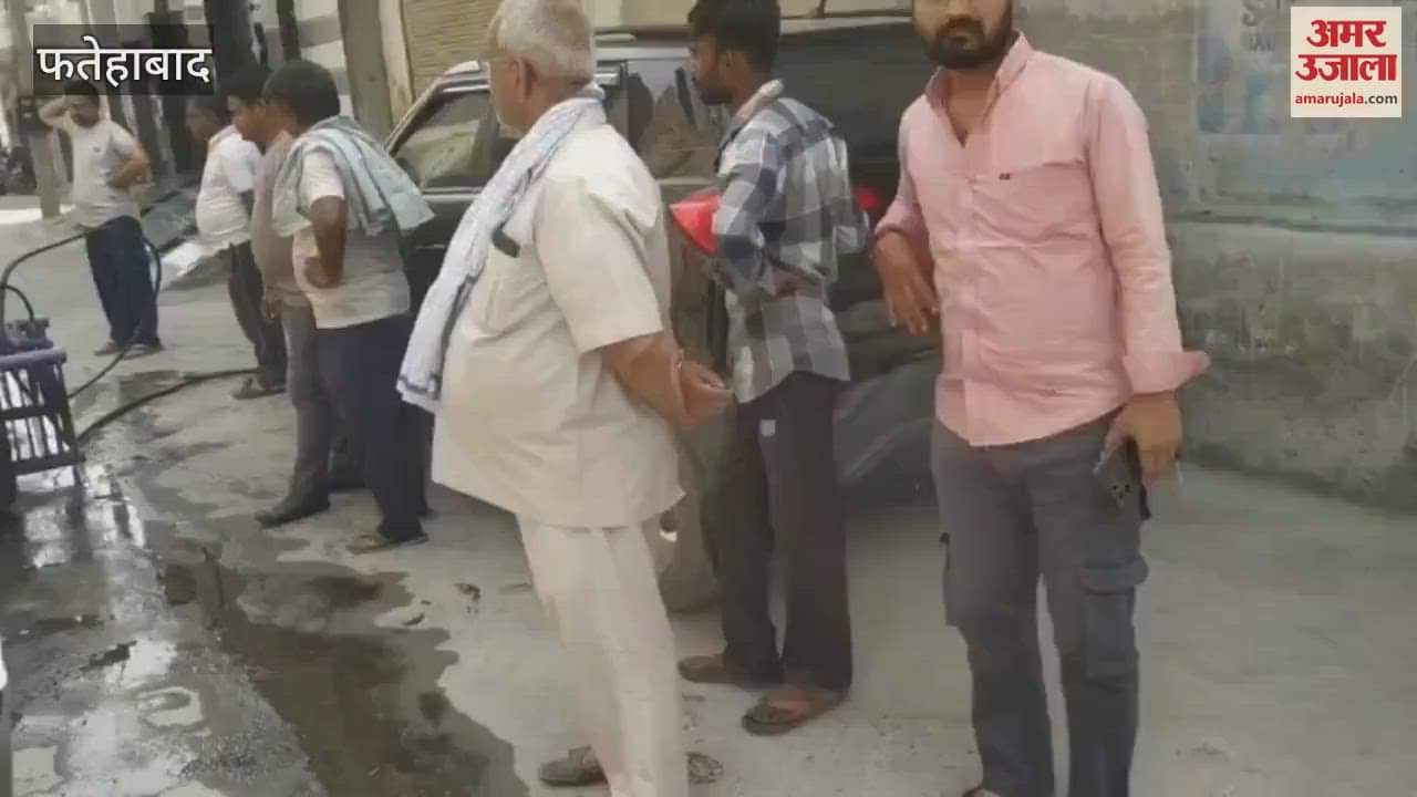 VIDEO : Truck collided with pole in MC Colony, Fatehabad, transformer fell down, oil spilled in the street