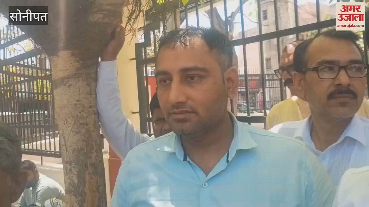 VIDEO : In Sonipat, remind the Chief Minister and the Development and Panchayat Minister of their promises by feeding them jalebi to their pictures