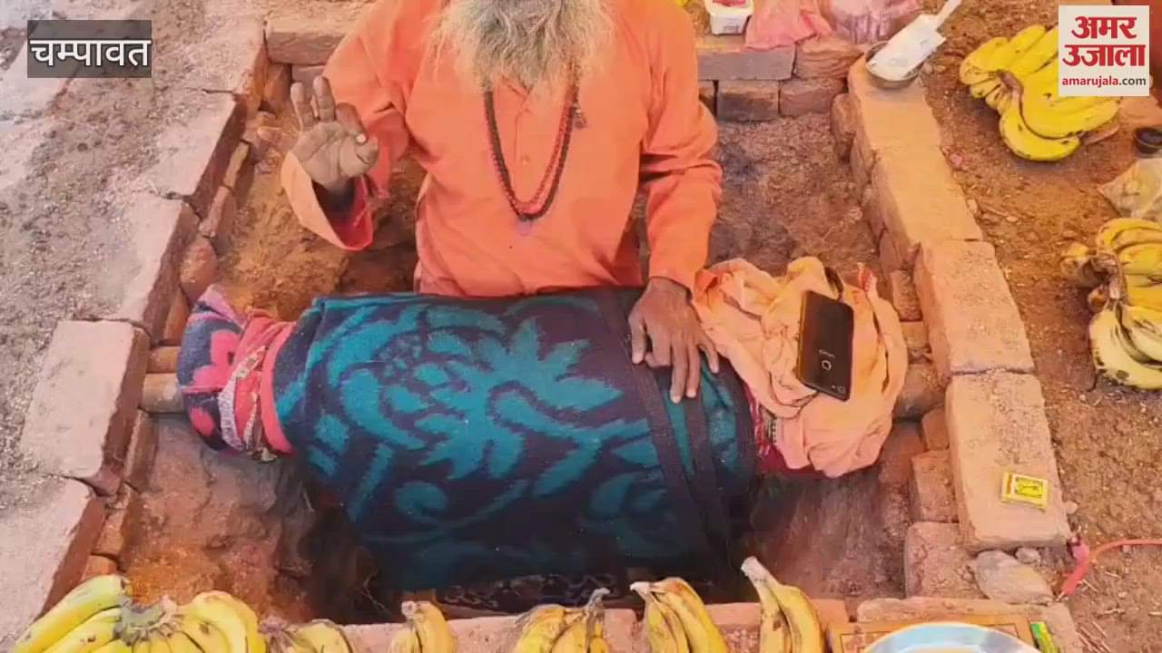 VIDEO : अन्न जल त्यागकर खड़े होकर तपस्या कर रहे हैं नागा बाबा